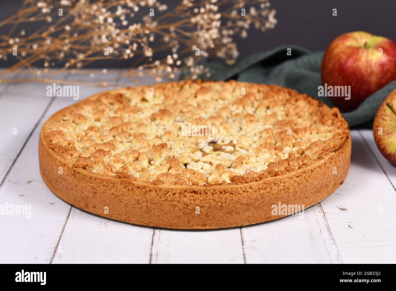 Tarte aux pommes traditionnelle européenne avec des crumbles à la garniture appelée 'Streusel' Banque D'Images