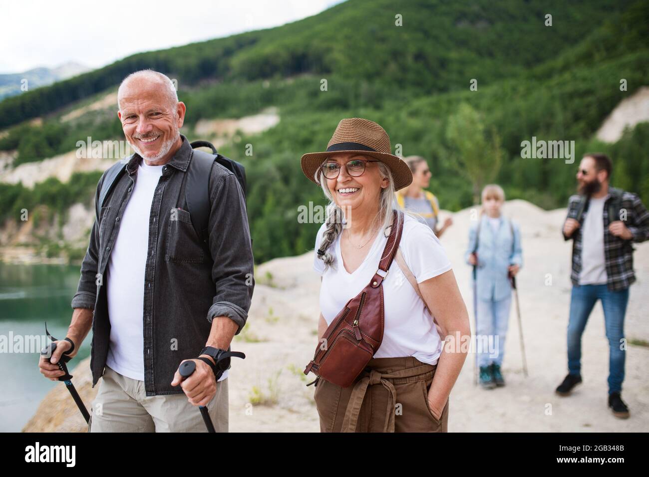 Bonne famille de plusieurs générations sur la randonnée sur les vacances d'été, à pied. Banque D'Images