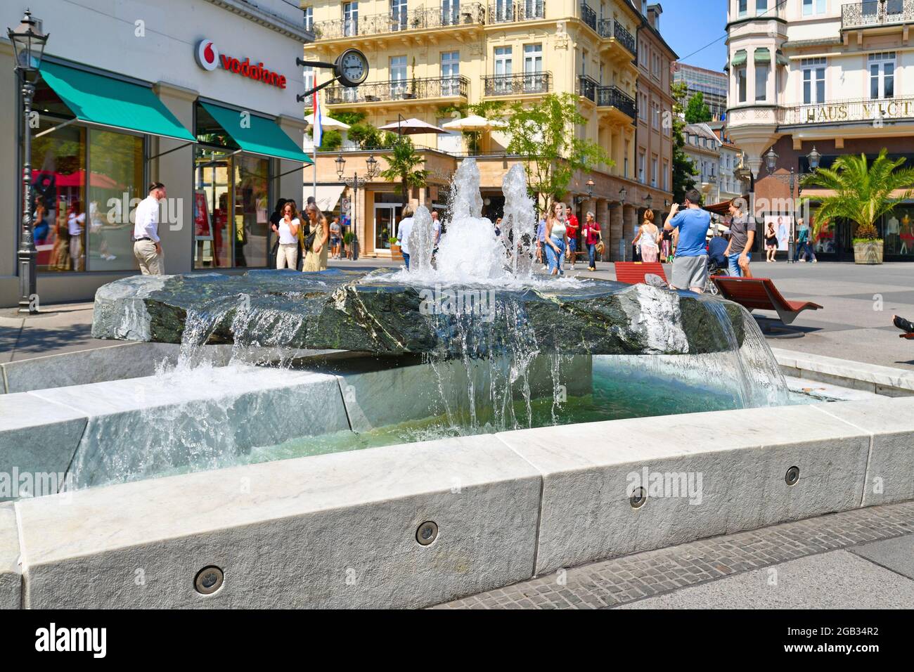 Baden-Baden, Allemagne - juillet 2021 : Fontaine sur la place de la ville appelée « Leopoldsplatz » dans le centre historique de la ville thermale de Baden-Baden, par une belle journée d'été Banque D'Images