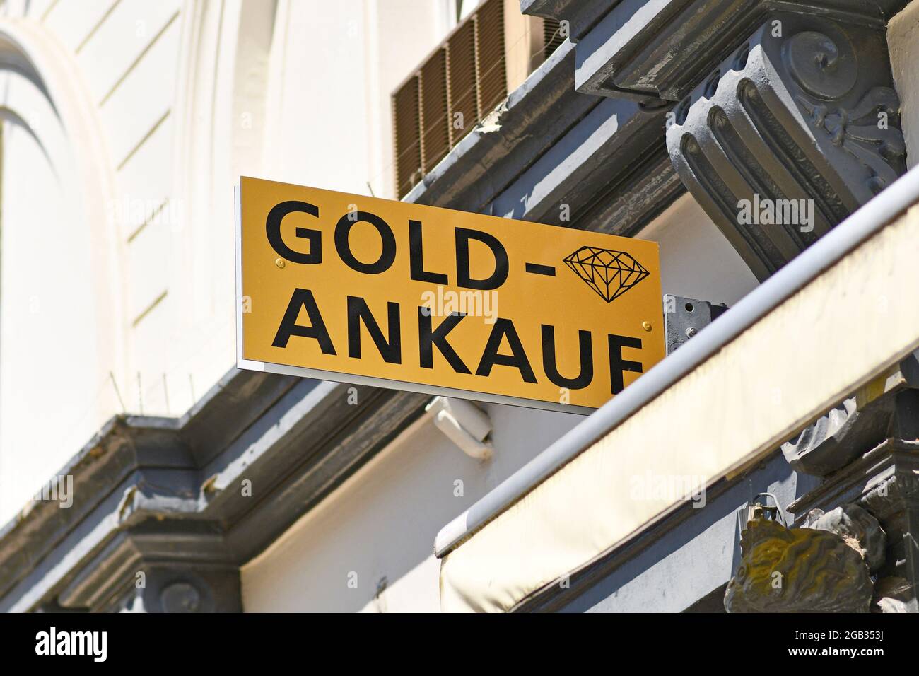 Baden-Baden, Allemagne - juillet 2021: Panneau de magasin disant "achat d'or" en allemand. Type de magasin commun achetant des pièces d'or et des articles d'or comme des bijoux Banque D'Images
