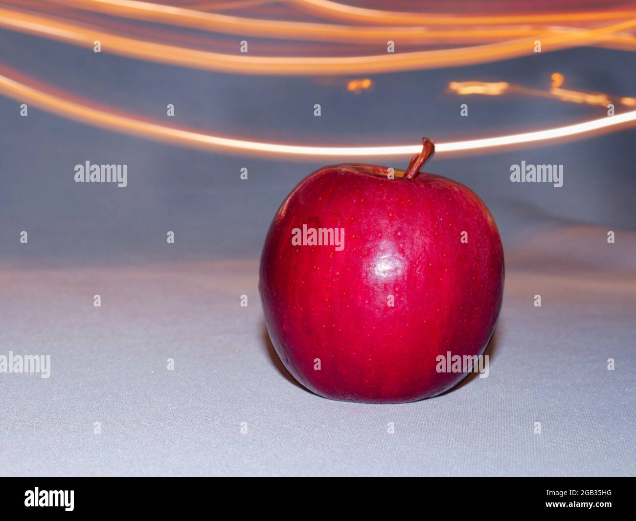 Rouge couleur pomme fraîche isolat avec le feu rayons effet de lumière pour l'énergie alimentaire concept. Banque D'Images