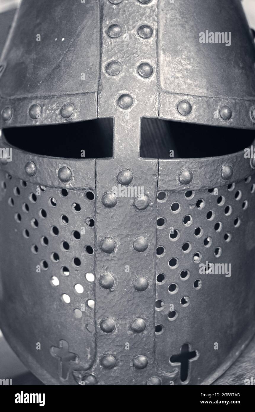 Masque de fer de chevalier antique gros plan noir et blanc Banque D'Images