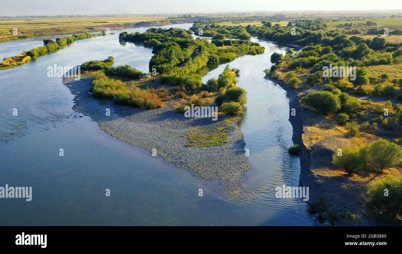 Vue sur la rivière et le champ à partir d'une caméra de drone. Banque D'Images