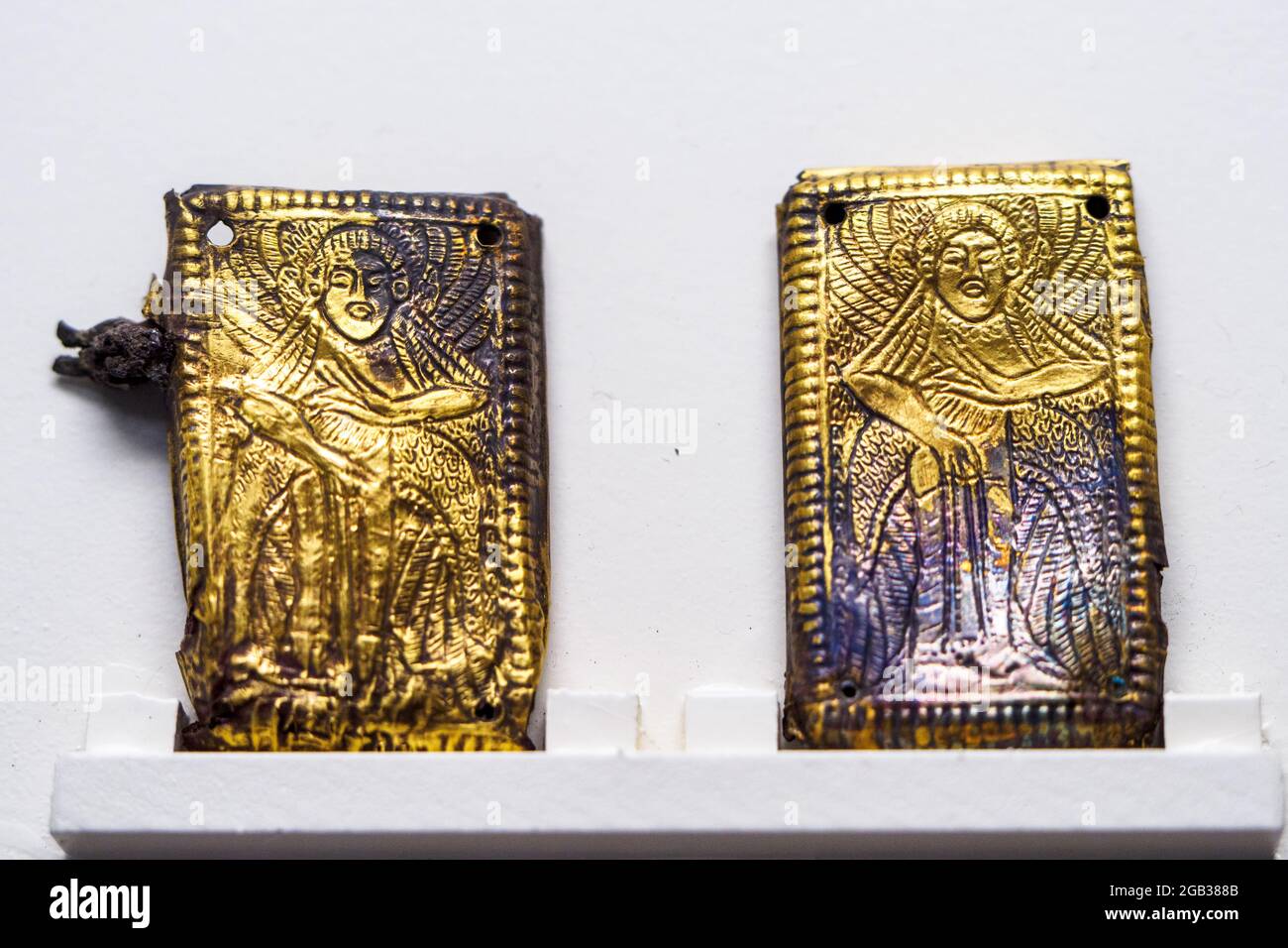 Crochets de ceinture: Deux plaques quadrangulaires d'or avec une figure de femelle ailé (6e cent BC) - Musée archéologique national de Tarquinia, Italie Banque D'Images