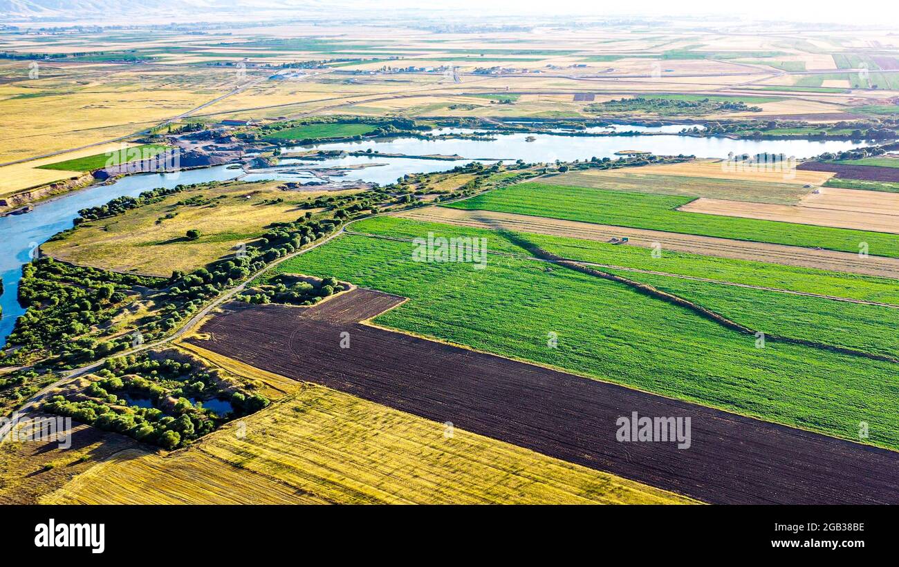 Vue sur la rivière et le champ à partir d'une caméra de drone. Banque D'Images