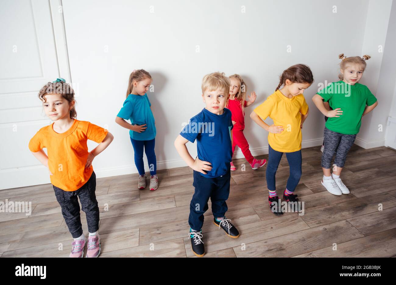 Groupe d'enfants faisant de la gymnastique à la maternelle ou à la garderie Banque D'Images