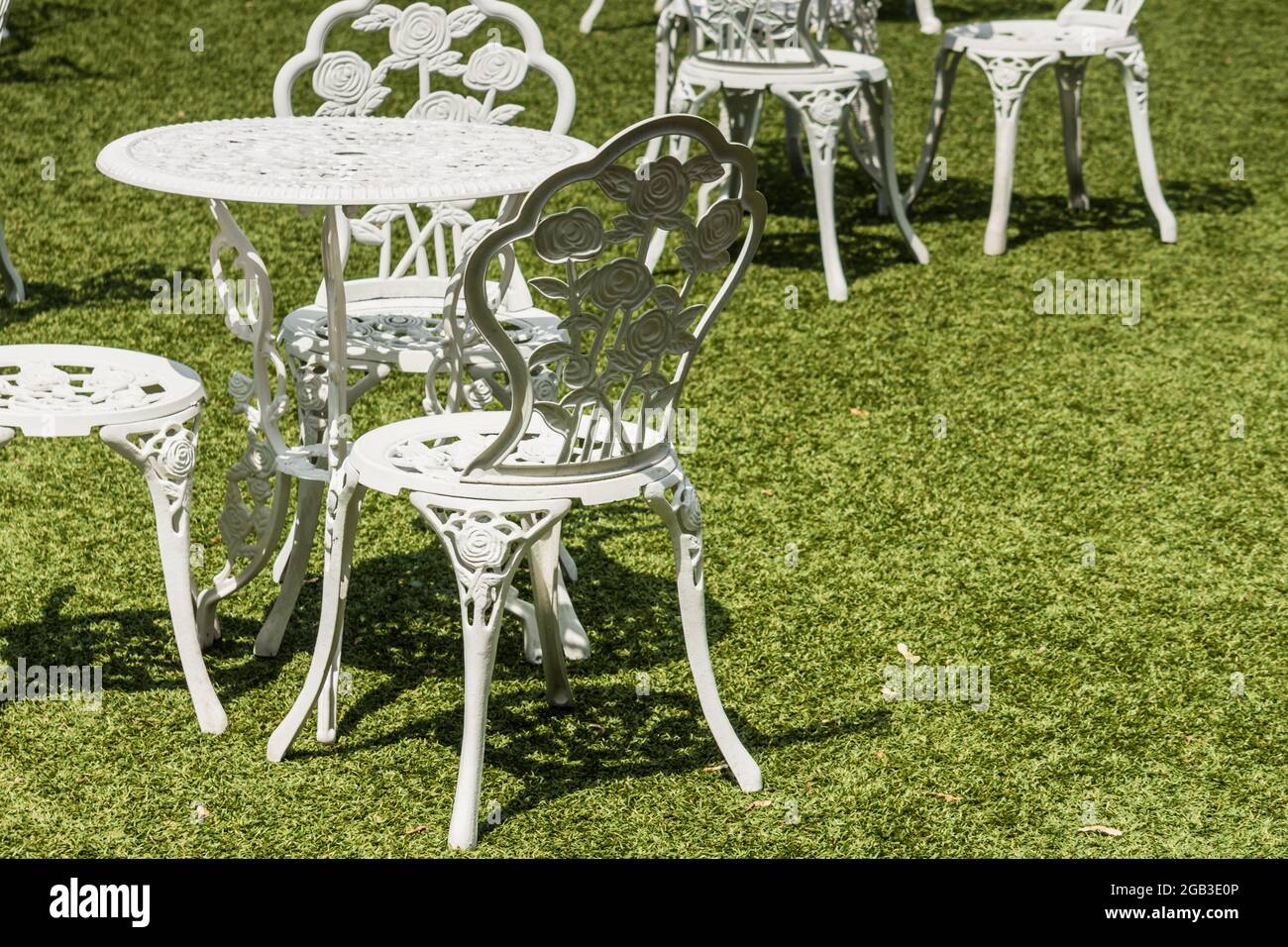 belles tables et chaises blanches sur un pré vert lors d'un mariage dans un jardin en été Banque D'Images