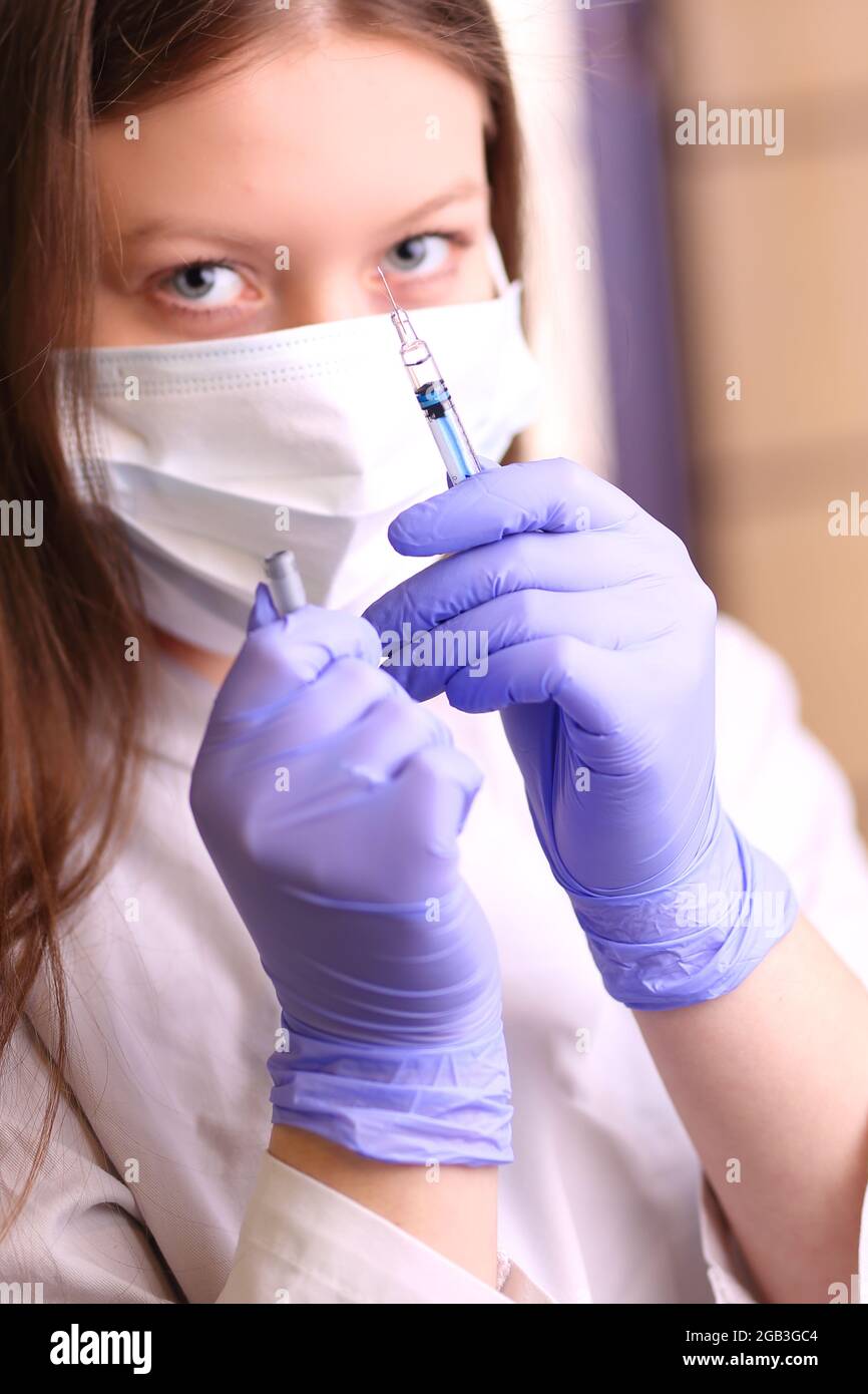 infirmière pharmacienne tenant un vaccin sous forme d'injection covid-19 Banque D'Images