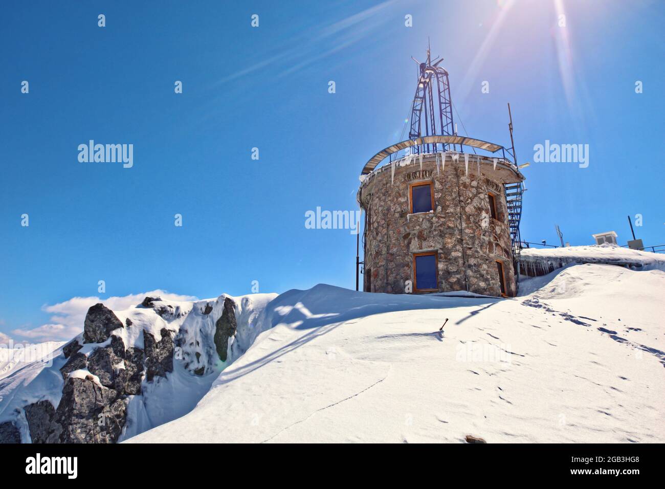 Vue de la station de recherche météorologique sur le pic de Kasprowy Wierch dans les montagnes polonaises Tatra Banque D'Images