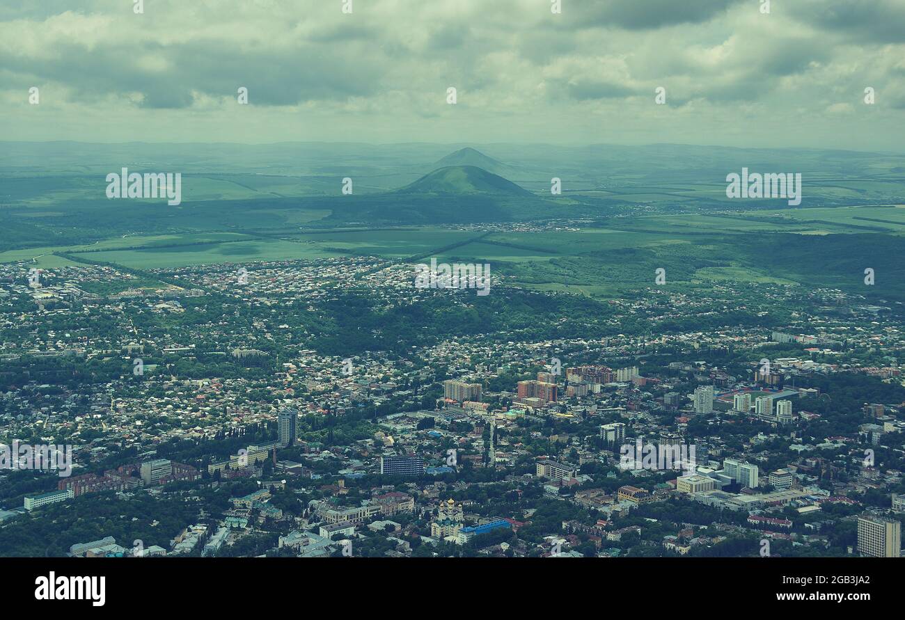 Vue sur la ville de Pyatigorsk depuis le sommet du mont Mashuk., ville de Stavropol Krai, Russie situé sur la rivière Podkumok, les plus anciennes stations thermales Banque D'Images