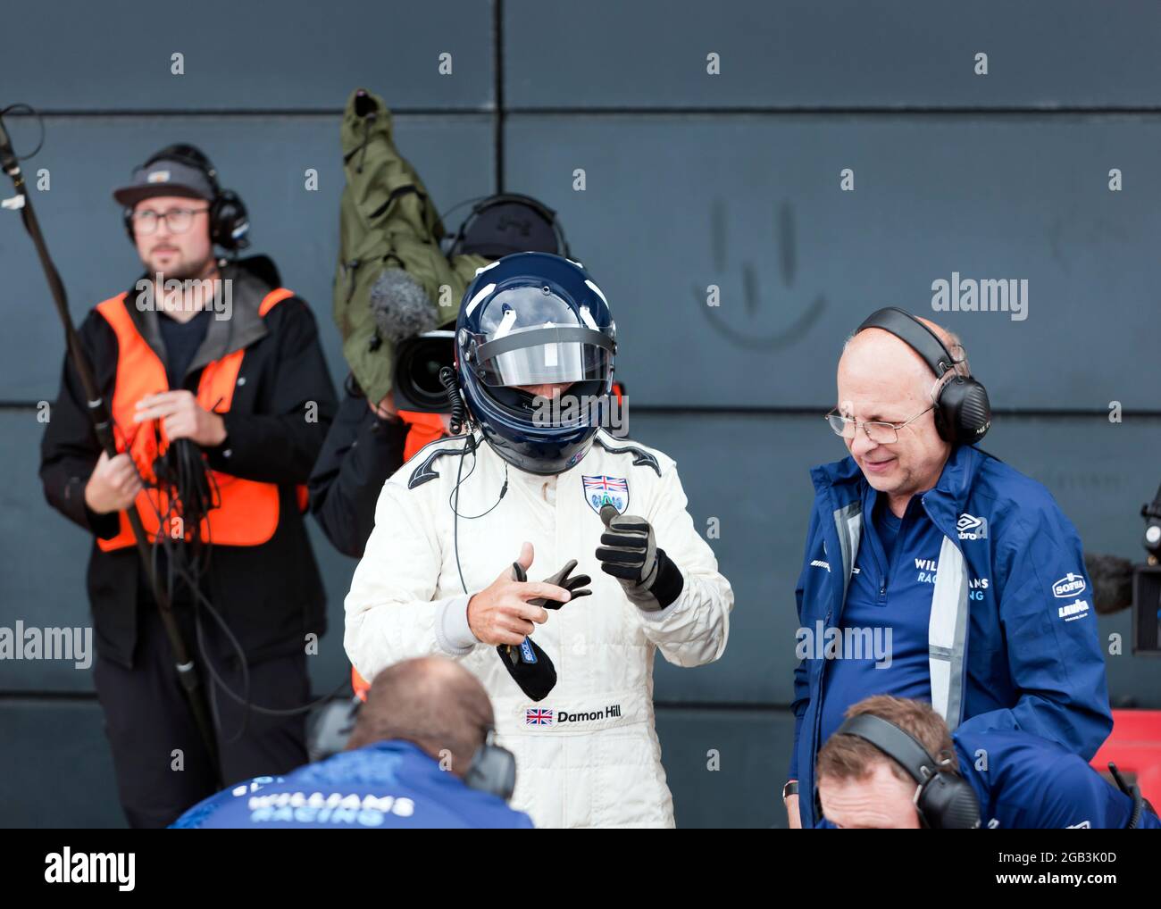 Damon Hill juste après sa sortie du poste de pilotage de sa voiture de Formule 1 FW18, gagnante du Championnat du monde, entourée de membres de l'équipe Williams Racing Heritage, au Silverstone Classic 2021 Banque D'Images