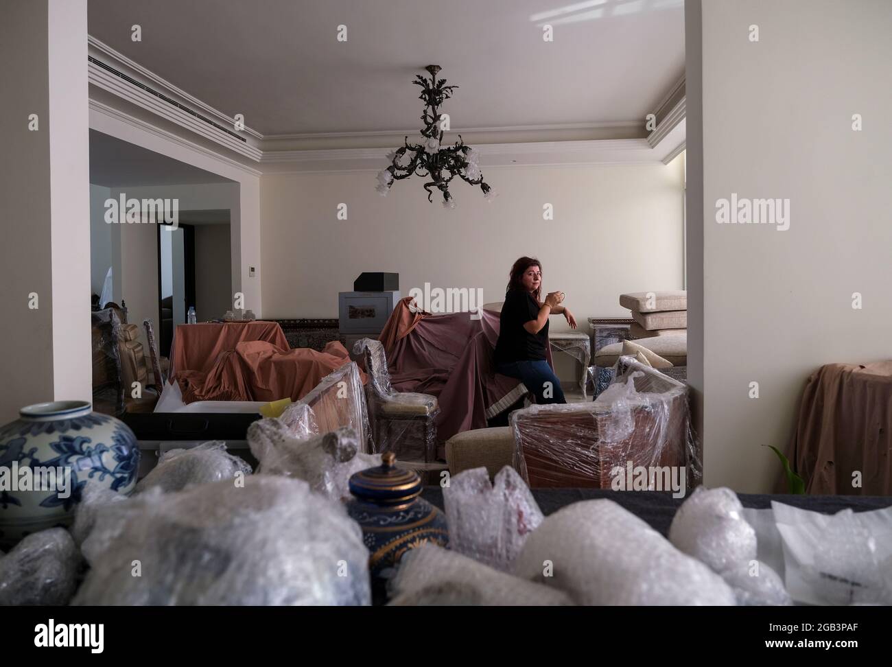 Hala Makhlouf, 38 ans, est assise dans sa maison qui a été endommagée lors  de l'explosion portuaire de Beyrouth l'an dernier, à Beyrouth, au Liban, le  20 juillet 2021. 'Je suis revenu