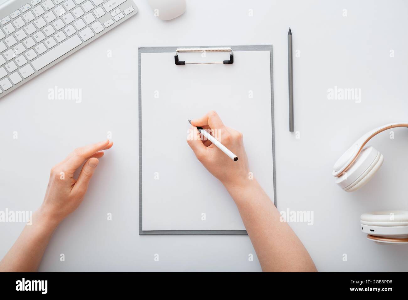 Femme écrivant sur une liste vide dans le bloc-notes à faire. Les mains des femmes font des croquis sur une tablette papier dans un bureau. Une femme écrit dans un carnet à Banque D'Images
