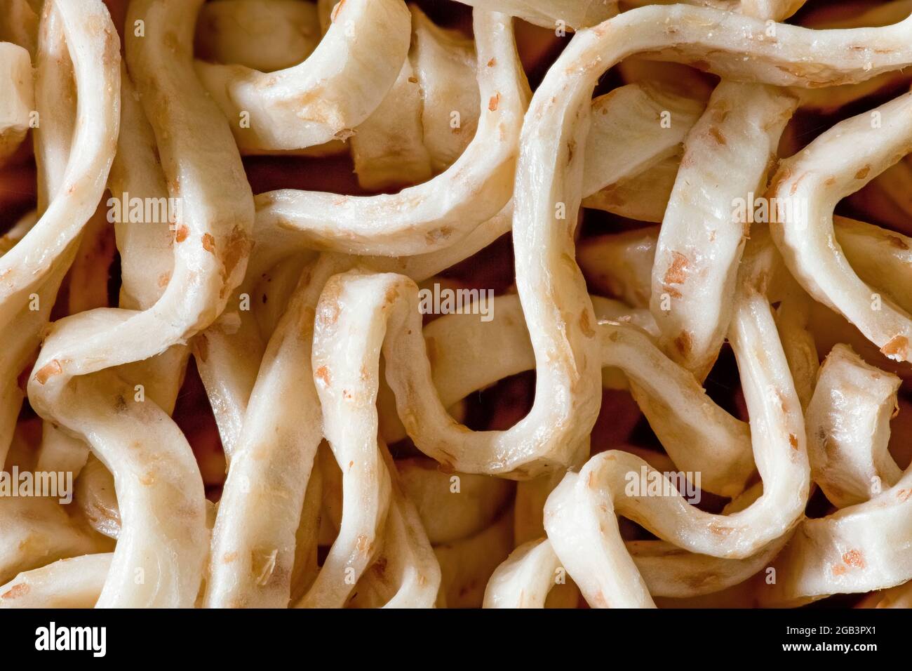 Les nouilles séchées ou les nouilles instantanées nichent en gros plan. Arrière-plan texturé Banque D'Images