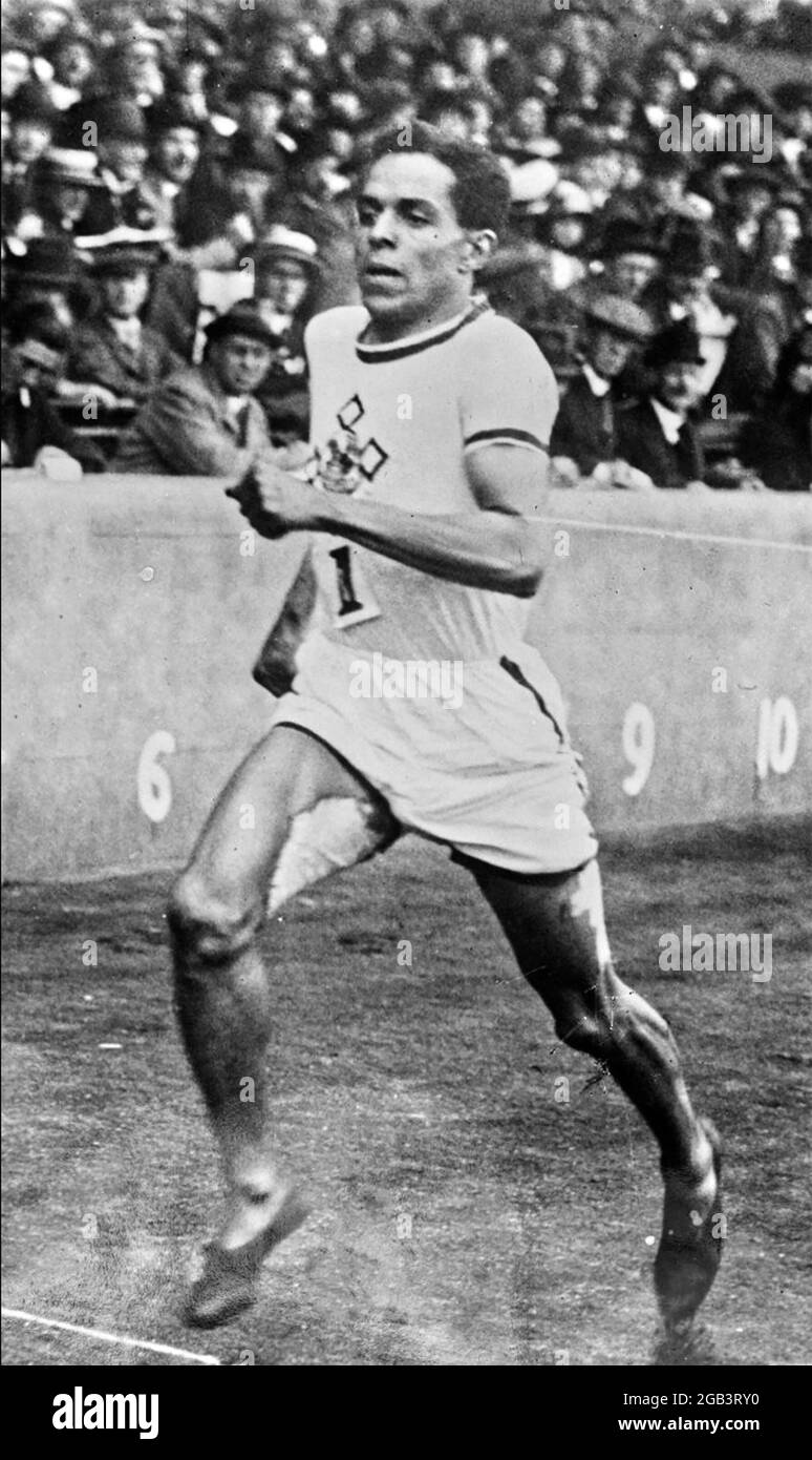 HARRY EDWARD (1898-1973) coureur olympique britannique lors de la rencontre des AA au pont Stamford en juillet 1922 Banque D'Images