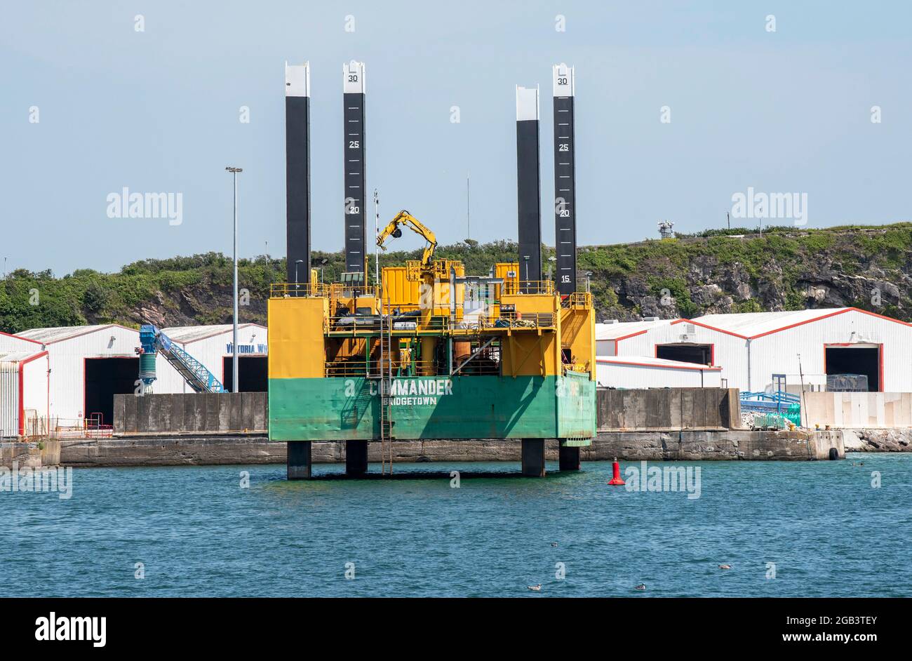 Plymouth, Devon, Angleterre, Royaume-Uni. 2021. Un commandant de jub se charge de la barge berthed sur Dead Man's Bay à Plymouth, Devon. Banque D'Images