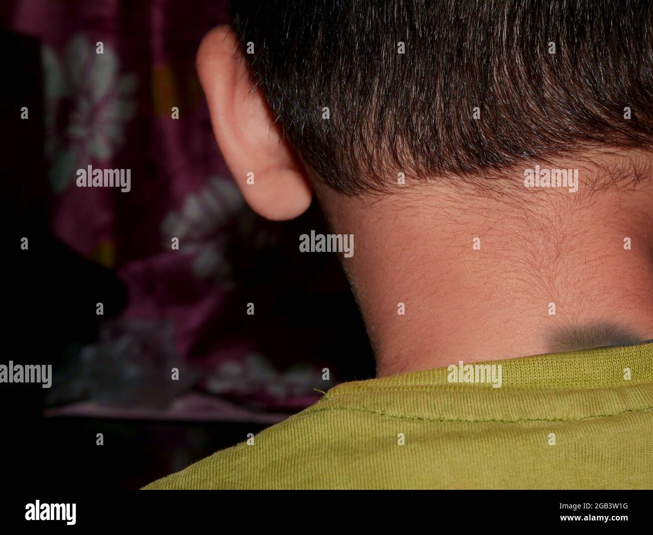 Concept de l'image de la tête arrière d'un enfant asiatique alors qu'un enfant est en situation de stress. Banque D'Images