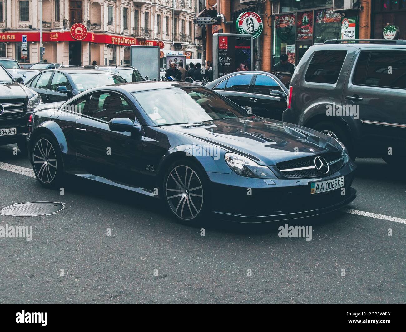 Kiev, Ukraine - 16 octobre 2010: Mercedes-Benz SL 65 AMG SÉRIE NOIRE dans la ville. Voiture dans la circulation Banque D'Images
