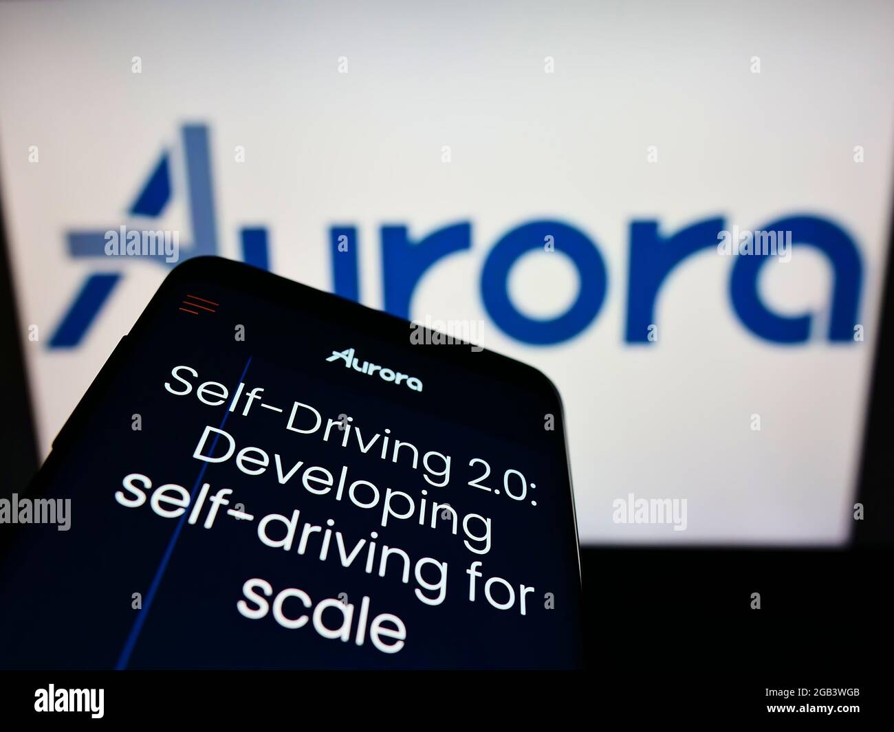 Téléphone mobile avec le site Web de la compagnie américaine de véhicules autopilotant Aurora innovation Inc. À l'écran devant le logo. Faites la mise au point dans le coin supérieur gauche de l'écran du téléphone. Banque D'Images