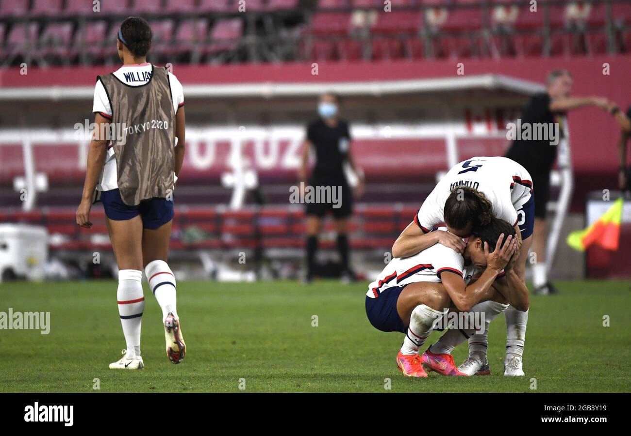 Kashima, Japon. 02 août 2021. Kelley O'Hara, des États-Unis, console Carli Lloyd, qui enterra son visage dans les mains après la perte des États-Unis au Canada lors du match de demi-finale féminin de football aux Jeux olympiques de Tokyo 2020, le lundi 2 août 2021, à Kashima, Japon. Le Canada a battu les États-Unis 1-0 sur un coup de pied de pénalité. Photo de Mike Theiler/UPI crédit: UPI/Alay Live News Banque D'Images