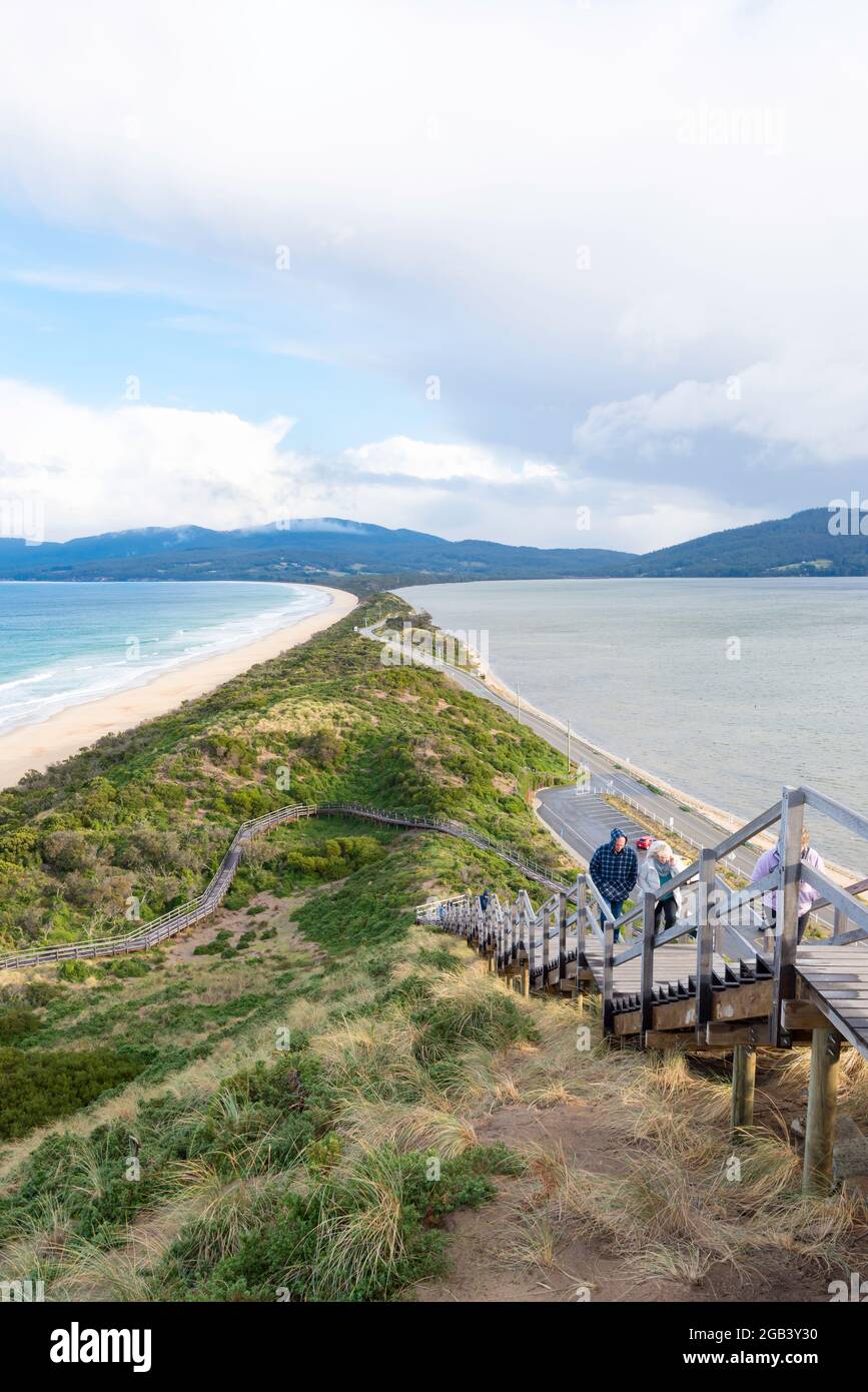 Bruny Island Neck, un isthme de sable, rejoint les parties nord et sud de l'île située à l'angle sud-est de la Tasmanie, en Australie Banque D'Images