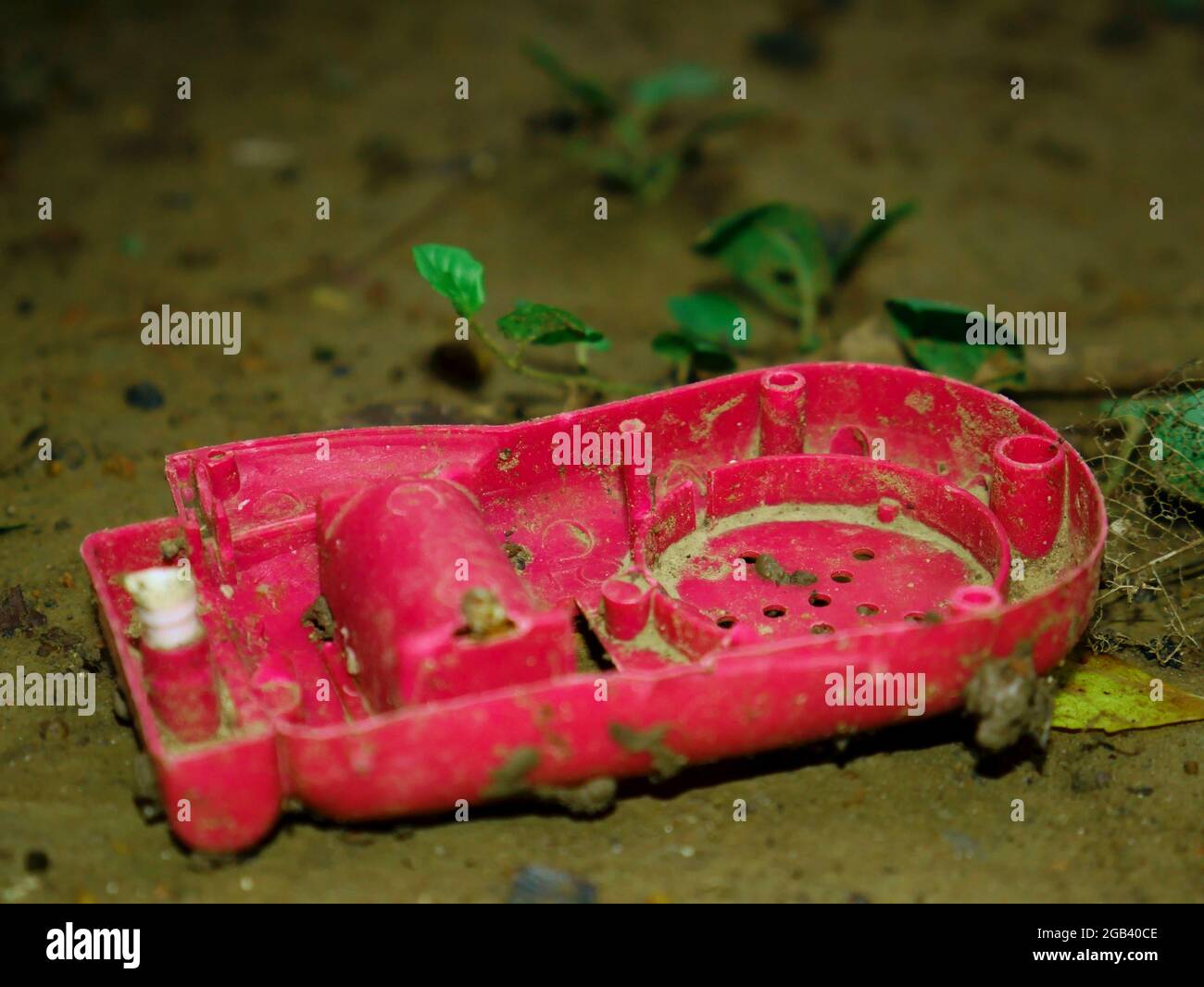 Enfants dégâts de jouet couché sur le sol, nature pollution concept présenter à travers l'objet plastique. Banque D'Images
