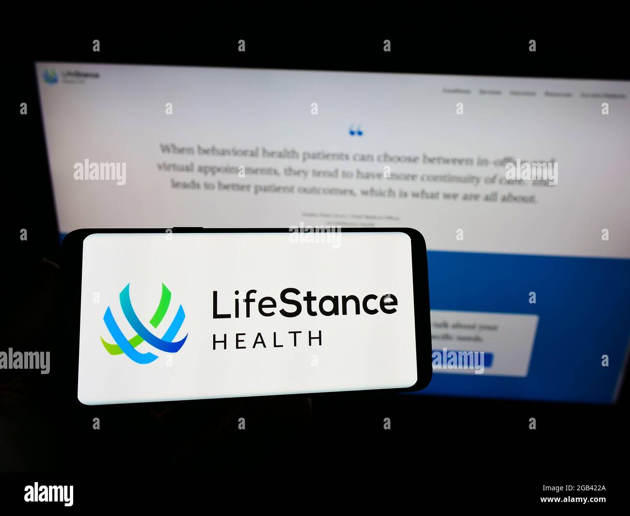 Personne tenant un téléphone cellulaire avec le logo de la société américaine de soins de santé LifeStance Health Inc. À l'écran devant la page Web d'affaires. Mise au point sur l'affichage du téléphone. Banque D'Images
