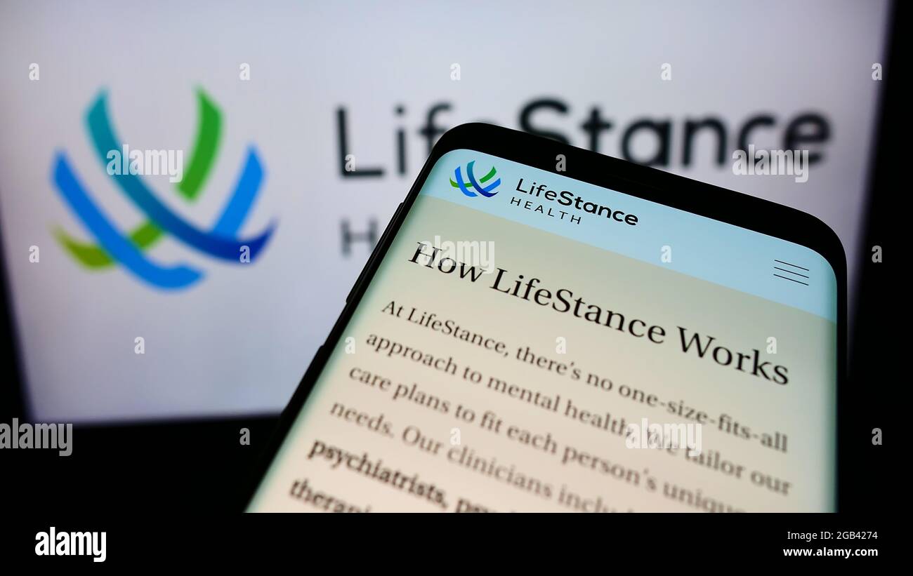 Téléphone portable avec page Web de la société américaine de soins de santé LifeStance Health Inc. À l'écran devant le logo de l'entreprise. Faites la mise au point dans le coin supérieur gauche de l'écran du téléphone. Banque D'Images