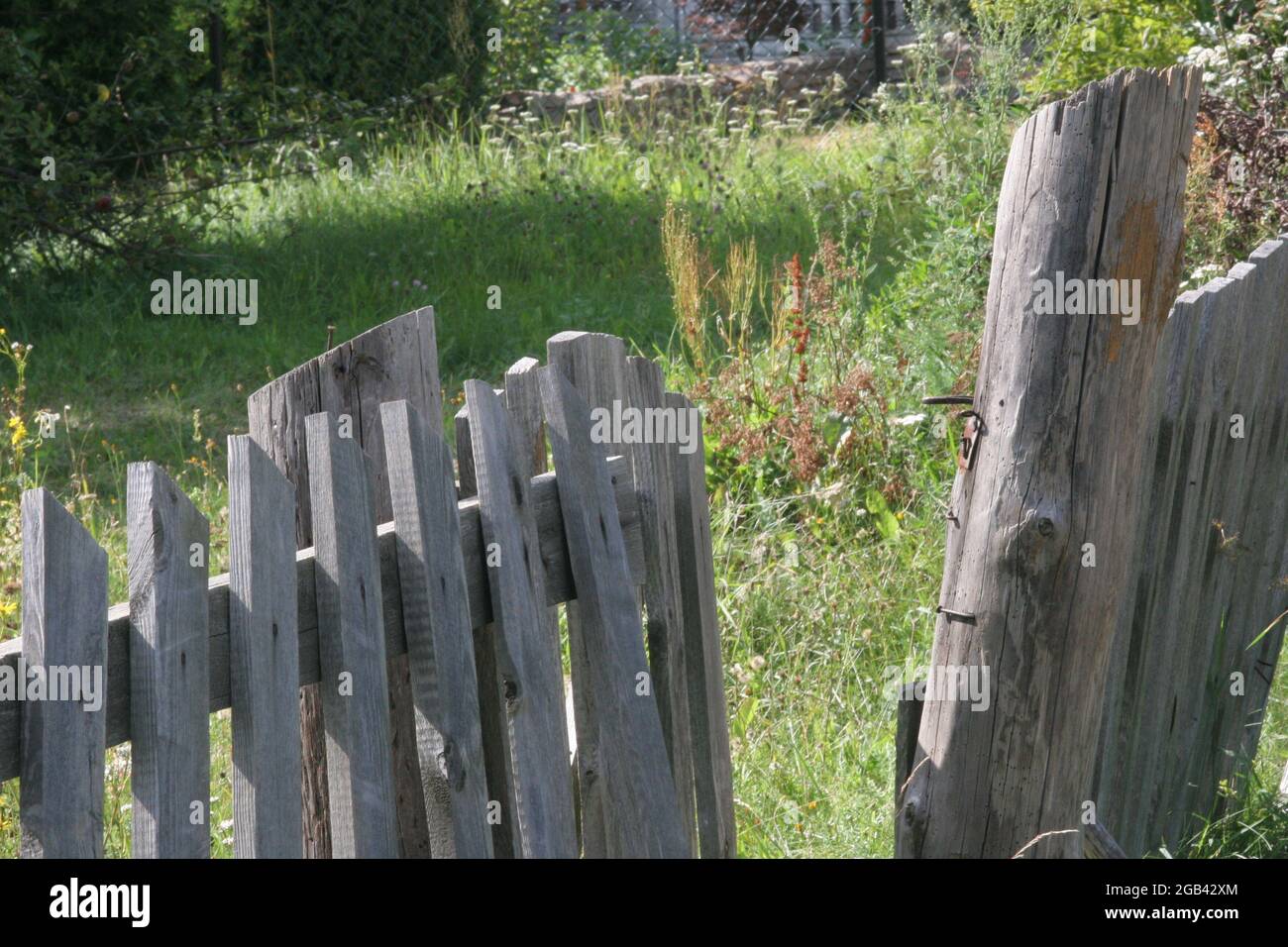 Vieille clôture, vieille clôture dans la campagne, clôture en bois, Banque D'Images