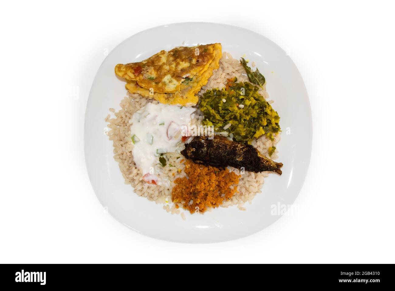 Riz traditionnel Matta de style Kerala et plats sur fond blanc. Banque D'Images