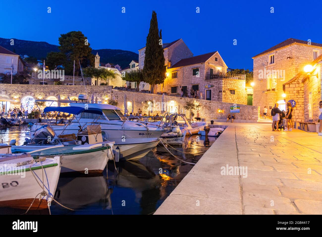 Le crépuscule avec des réverbères dans la ville de bol sur l'île de Brac, Croatie Banque D'Images
