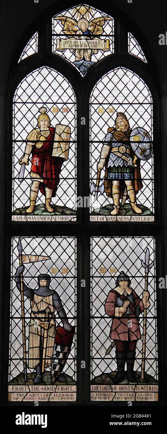 Vitraux représentant des soldats à travers les âges, église Lady St Mary, Wareham, Dorset Banque D'Images