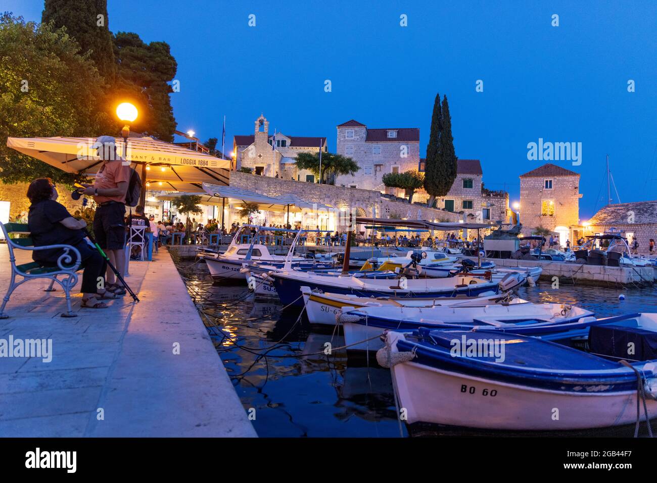 Le crépuscule avec des réverbères dans la ville de bol sur l'île de Brac, Croatie Banque D'Images