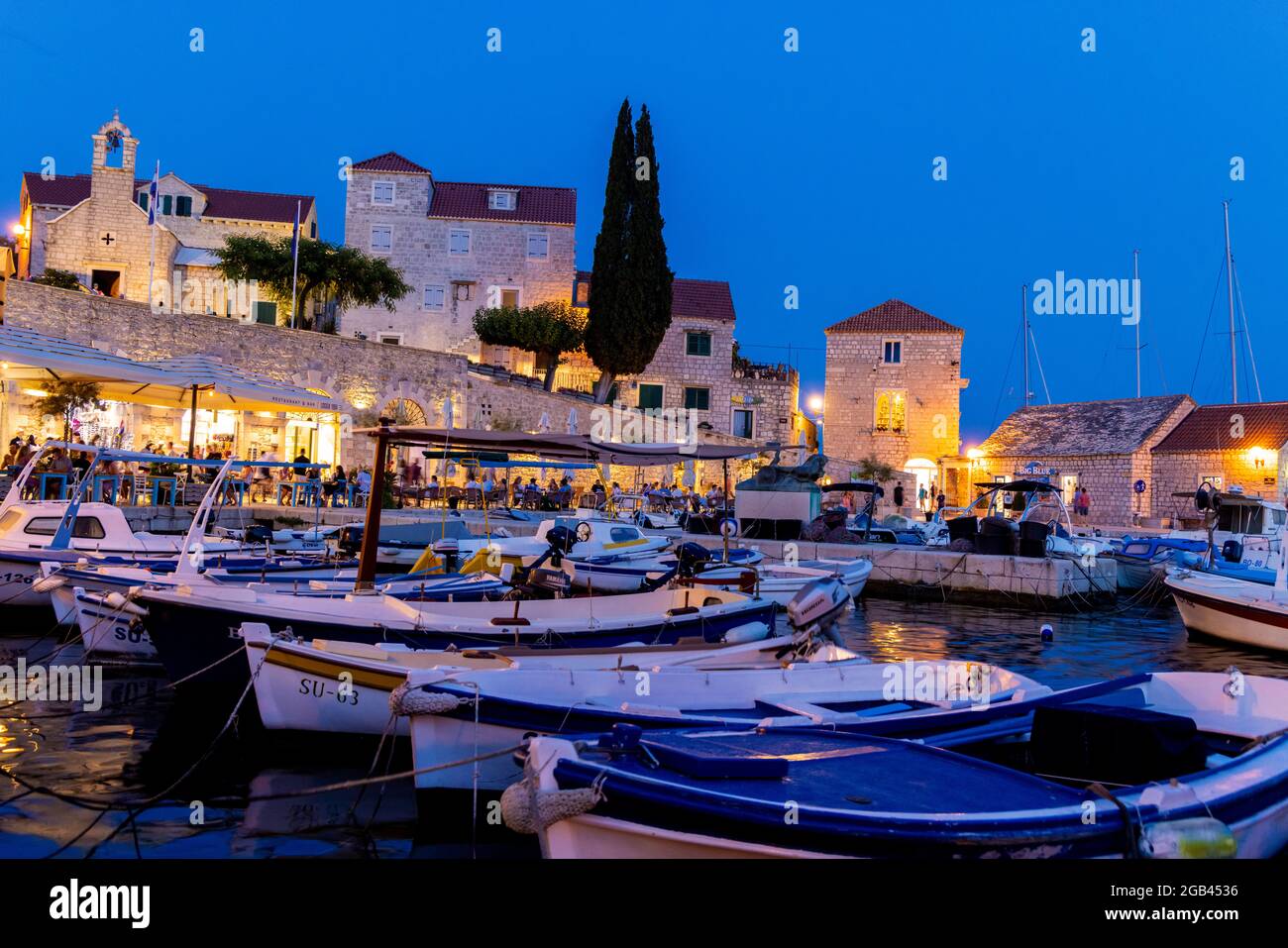 Le crépuscule avec des réverbères dans la ville de bol sur l'île de Brac, Croatie Banque D'Images