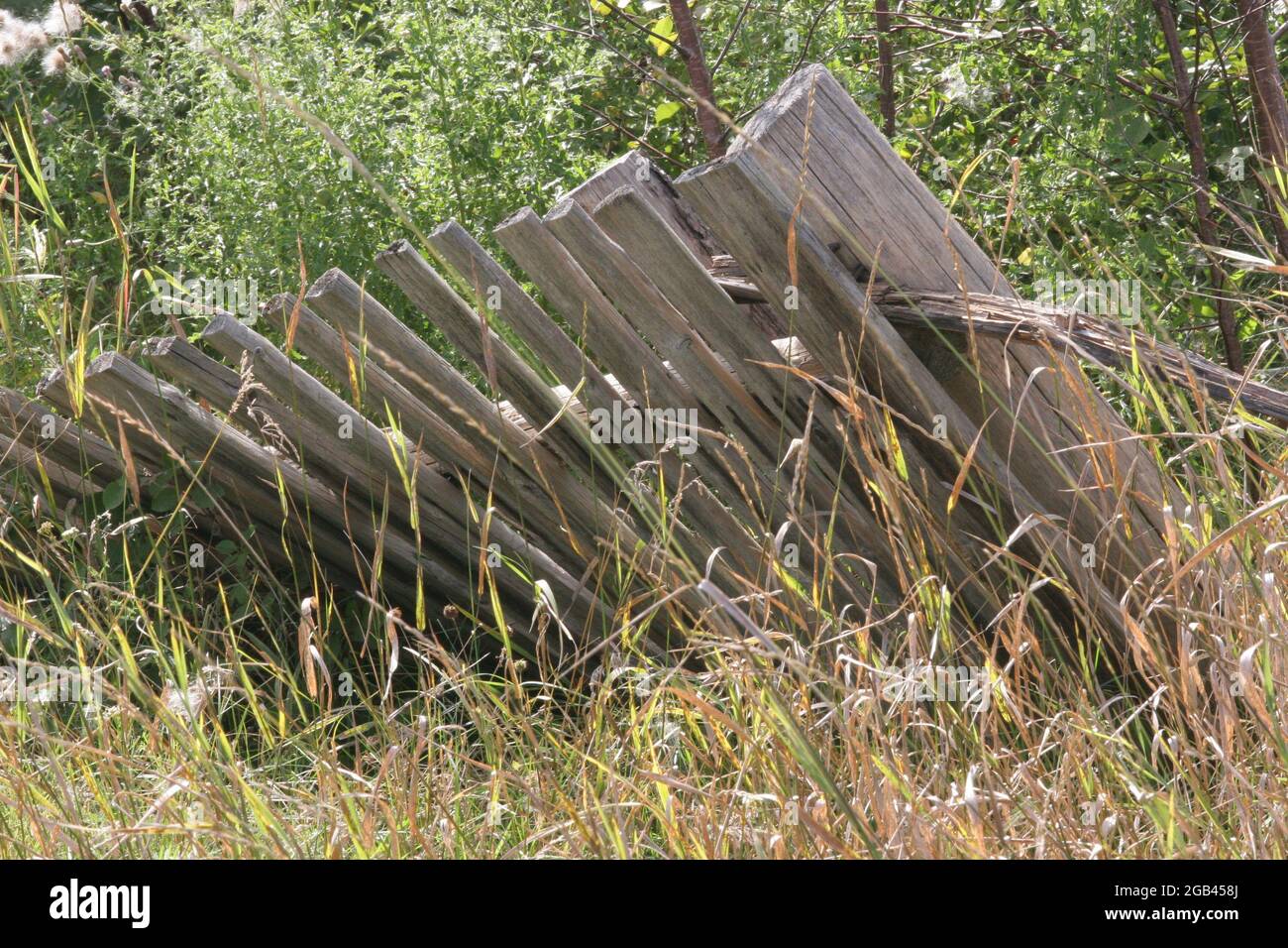 Vieille clôture, vieille clôture dans la campagne, clôture en bois, Banque D'Images