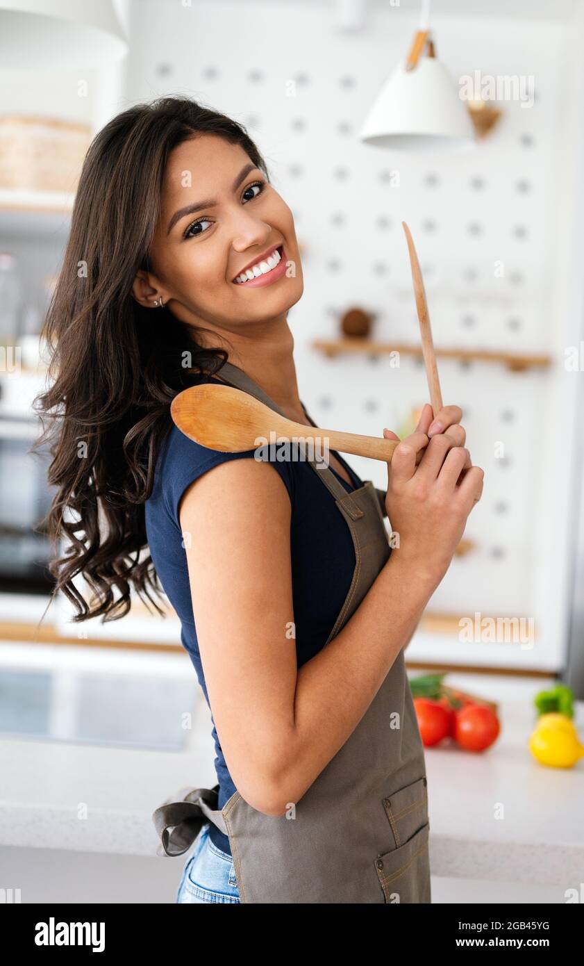 Jeune belle femme cuisine saine dans la cuisine. Mode de vie sain, alimentation, concept de régime alimentaire Banque D'Images