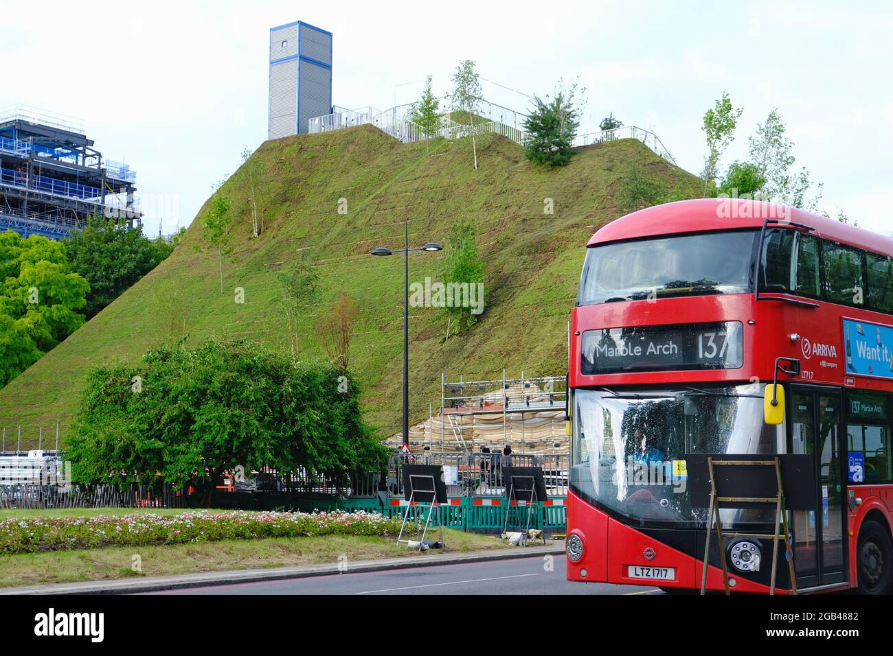 Le Marble Arch Mound, commandé pour encourager les visiteurs à revenir à l'extrémité ouest, se termine après que le conseil de Westminster a déclaré qu'il n'est pas prêt pour les visiteurs. Banque D'Images