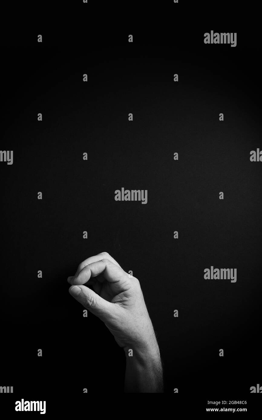 Image B&W spectaculaire de la main masculine montrant la lettre O de l'ASL American Sign Language avec espace de copie vide pour les éditeurs Banque D'Images