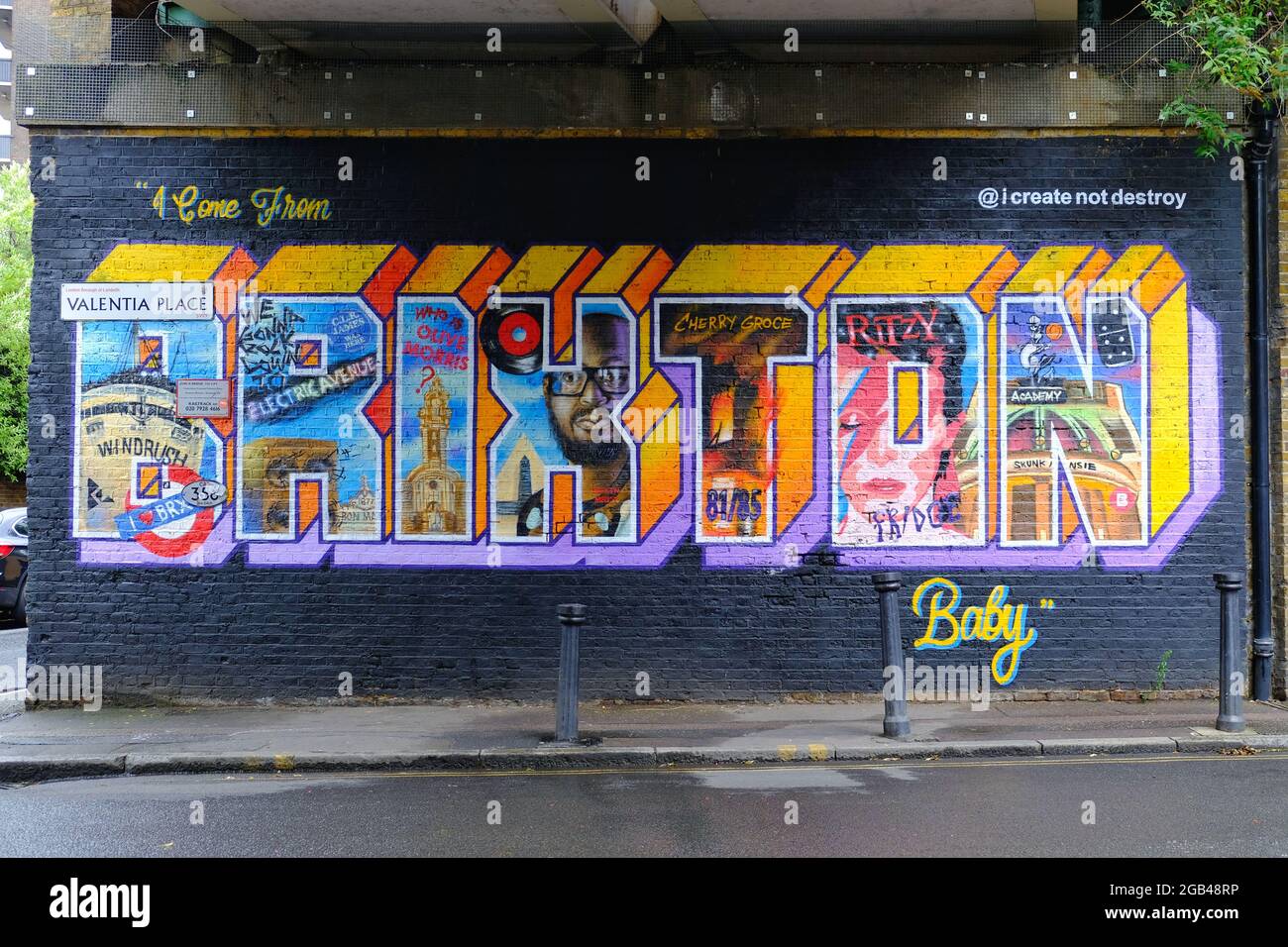 Une œuvre murale d'art de rue par IcreateNotDestroy avec des représentations visuelles de personnes et d'événements associés à Brixton, y compris Windrush et David Bowie Banque D'Images