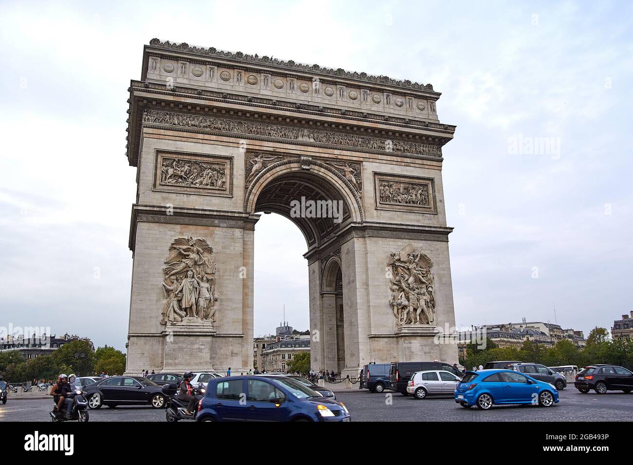 L'Arc de Triomphe de l'étoile, place Charles-de-Gaulle (place de l'Elysée) des champs-Elysées, sous un beau ciel, à Paris, France - Europe Banque D'Images