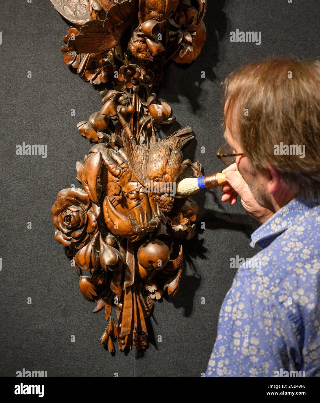 Bonhams, Londres, Royaume-Uni. 2 août 2021. Bonhams accueille le lancement de Grinling Gibbons 300, Carving a place in History, un festival national d'un an, sous le patronage de HRH le Prince de Galles, célébrant le tercencencenterage de la mort du meilleur sculpteur de bois de Grande-Bretagne. Le festival est lancé le 3 août – l'anniversaire de la mort de Gibbons – avec une exposition nationale, des siècles en préparation, à Bonhams New Bond Street. L'exposition se déroule jusqu'au 27 août crédit : Malcolm Park/Alamy Live News. Banque D'Images