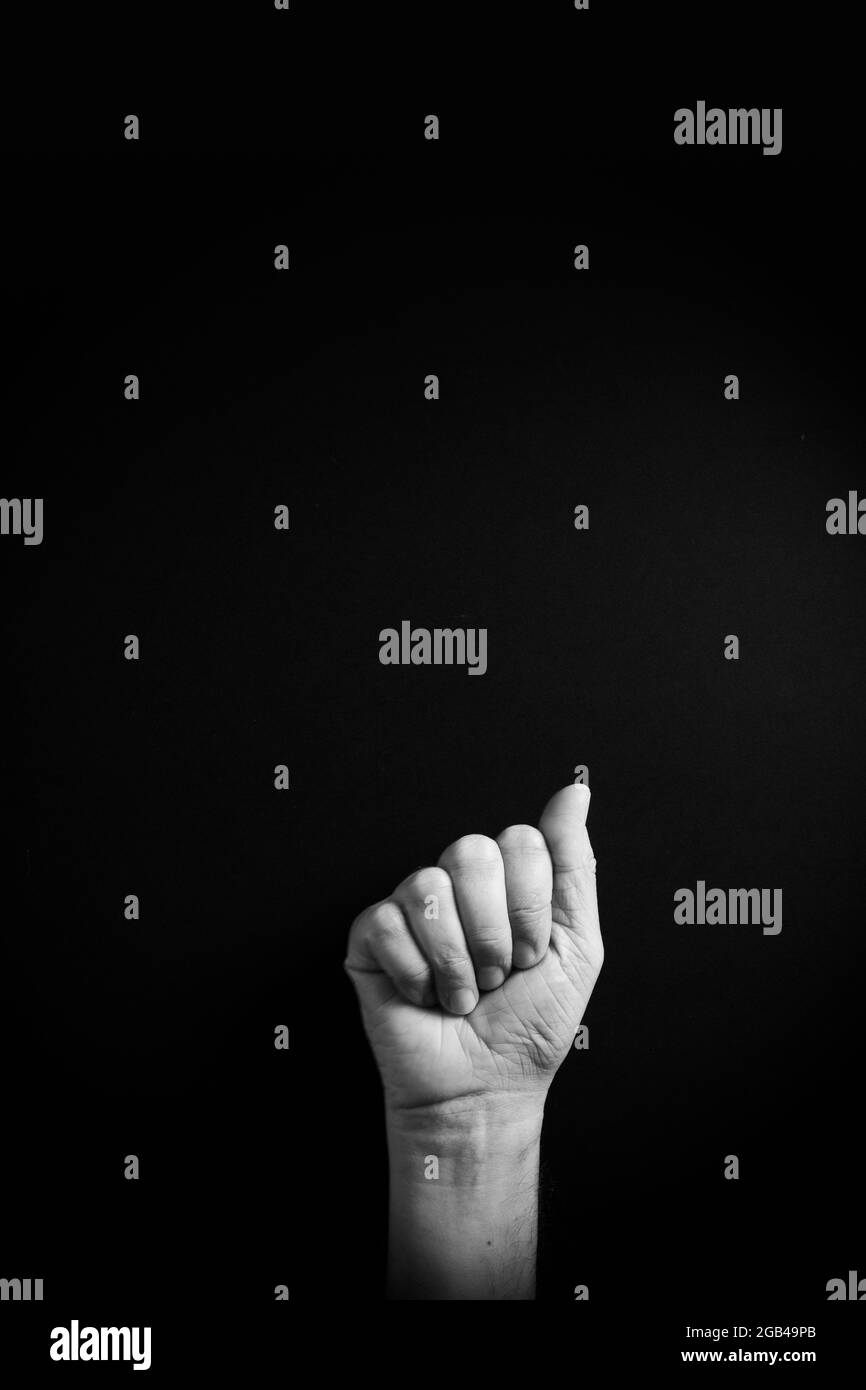 Image B&W spectaculaire d'une main masculine montrant la lettre A de l'ASL American Sign Language avec espace de copie vide pour les éditeurs Banque D'Images Image B&W spectaculaire d'une main masculine montrant la lettre A de l'ASL American Sign Language avec espace de copie vide pour les éditeurs Banque D'Images