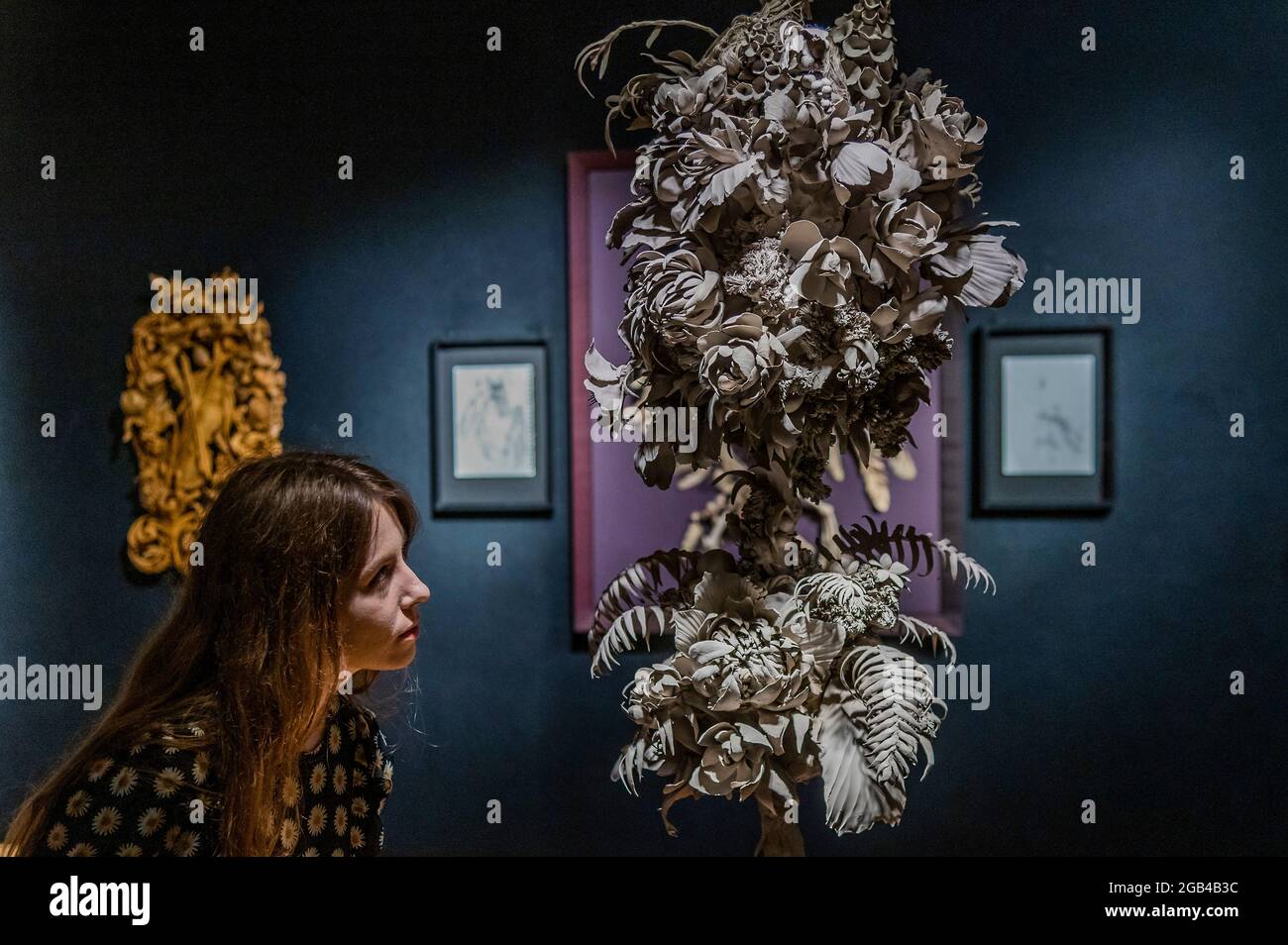 Londres, Royaume-Uni. 2 août 2021. Œuvres d'artistes sur ses traces - Grinling Gibbons : des siècles en préparation, une exposition de Bonhams a été organisée à New Bond Street. L'exposition, qui est en partenariat avec la Grinling Gibbons Society, marque le lancement d'une exposition nationale célébrant la vie, le génie et l'héritage du maître sculpteur et sculpteur en bois du XVIIe siècle, Grinling Gibbons. Il s'ouvre le mardi 3 août - 300 ans après la mort de Gibbons et sera exposé jusqu'au vendredi 27. Crédit : Guy Bell/Alay Live News Banque D'Images