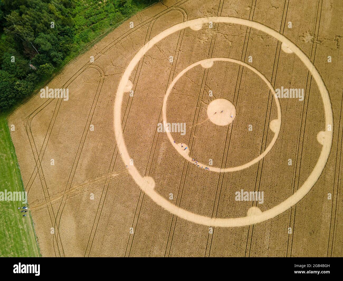 14 septembre 2017, Bavière, Gauting: Les gens marchent à travers un cercle de culture dans un champ de blé. Les cercles ont été découverts au cours du week-end. Photo: Peter Kneffel/dpa Banque D'Images