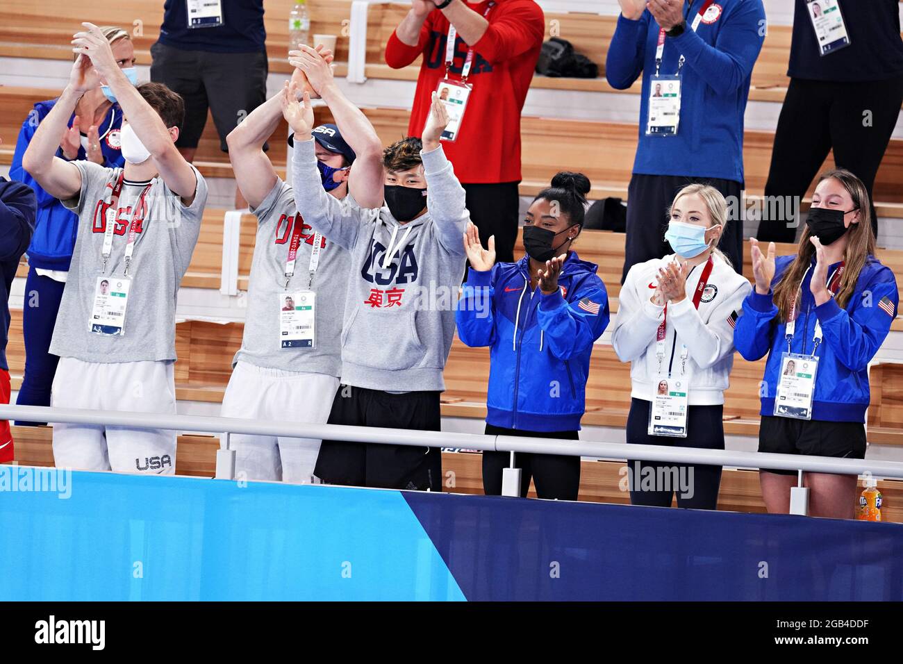 Tokyo, Japon. 02 août 2021. Simone Biles, et les membres de l'équipe de gymnastique des États-Unis, applaudissent la médaille d'or Jade Carey, lors de la cérémonie des exercices au sol à la finale de l'appareil individuel de gymnastique artistique des femmes au Centre de gymnastique Ariake aux Jeux Olympiques de Tokyo, au Japon, le lundi 2 août 2021. Jade Carey, des États-Unis, GOLD, Vanessa Ferrari, de l'Italie, Gagné l'argent, Mai Murakami, du Japon, et Angelina Melnikova, du ROC, attaché pour le bronze. Photo de Richard Ellis/UPI crédit: UPI/Alay Live News Banque D'Images