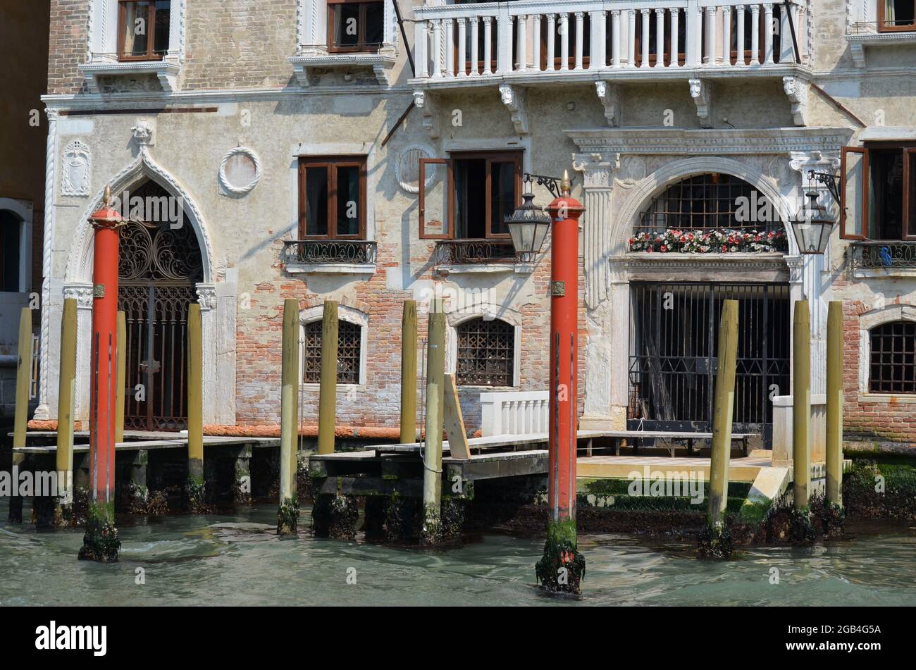 Vedutas des canaux de Venise avec les palais reflétés dans les eaux Banque D'Images