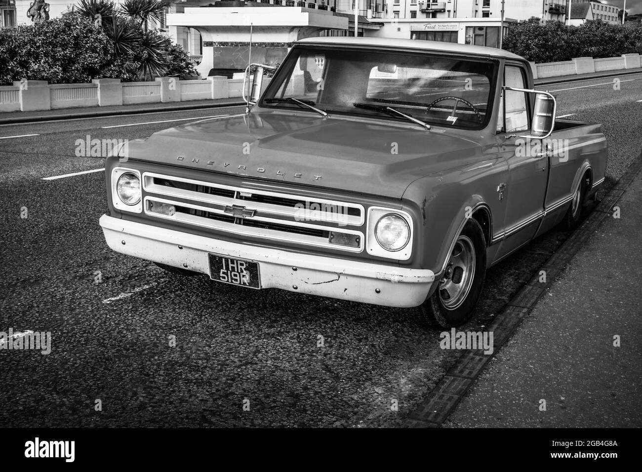 Pick-up C10 de Chevrolet en noir et blanc, en bord de mer à Hastings Banque D'Images