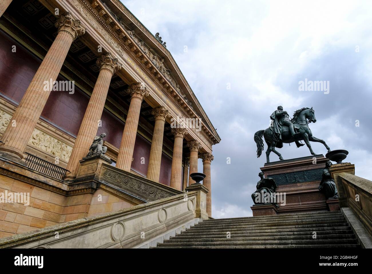 DEU, Deutschland, Berlin, 22.07.2021: Treppenaufgang der Alten Nationalgalerie mit dem Standbild König Friedrich Wilhelms IV unter grauen Wolken auf d Banque D'Images