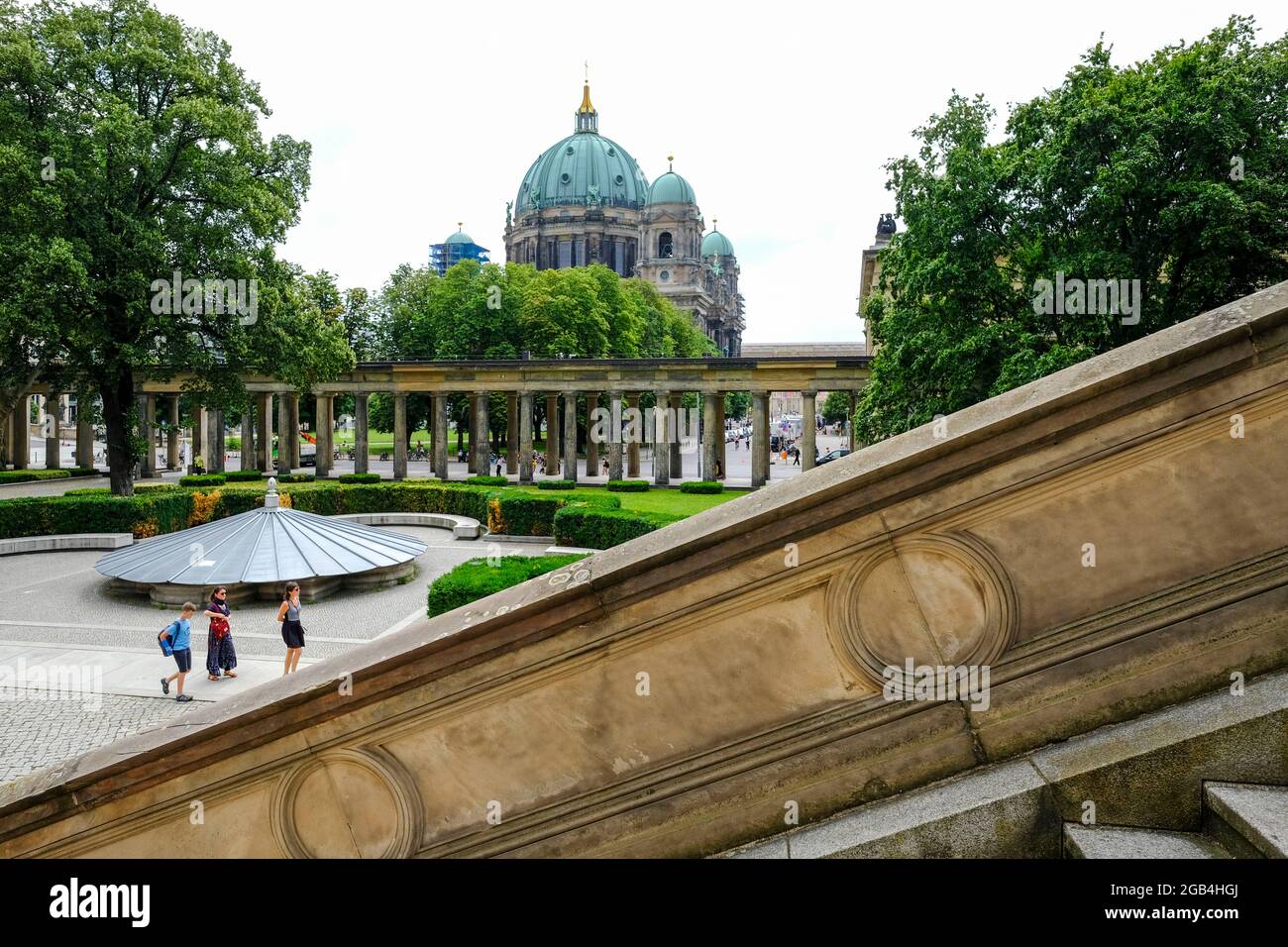DEU, Deutschland, Berlin, 22.07.2021: Blick auf den Berliner Dom vom Treppenaufgang der Alten Nationalgalerie auf der Museumsinsel à Berlin-Mitte Banque D'Images