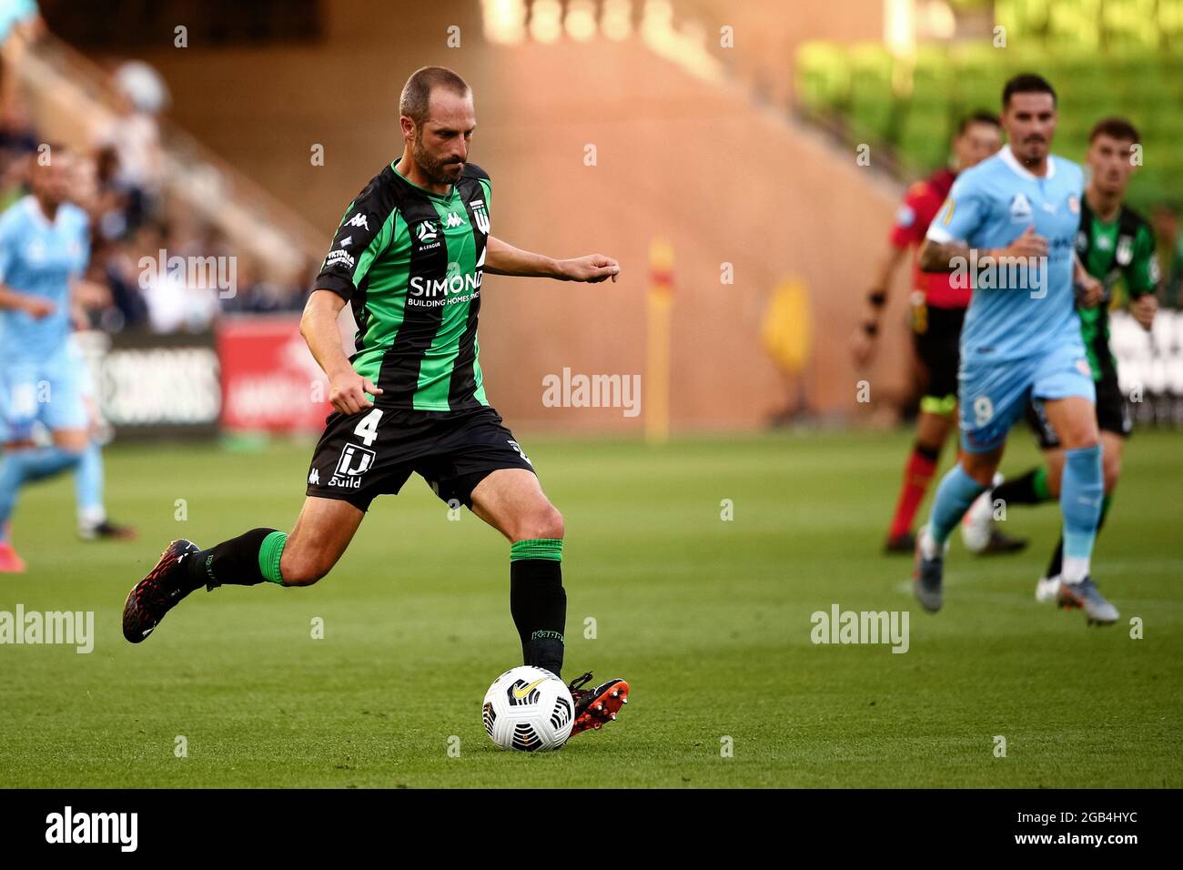 Melbourne, Australie, 1er avril 2021. : Andrew Durante, de Western United, donne le ballon lors du match de football Hyundai A-League entre Western United FC et Melbourne City FC. Crédit : Dave Helison/Speed Media/Alamy Live News Banque D'Images